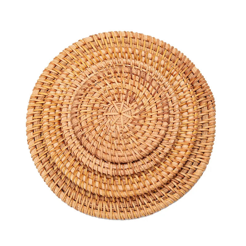 Set table rond rotin gros plan