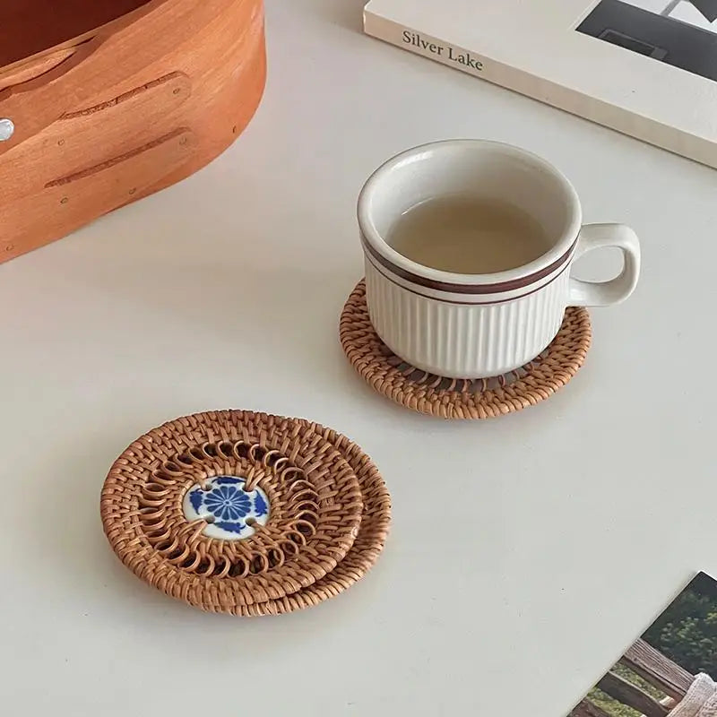 Sous verre rotin design bleu avec tasse 