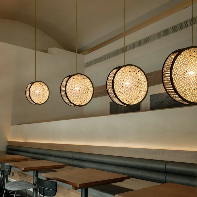 Suspension en bambou tresse dans restaurant
