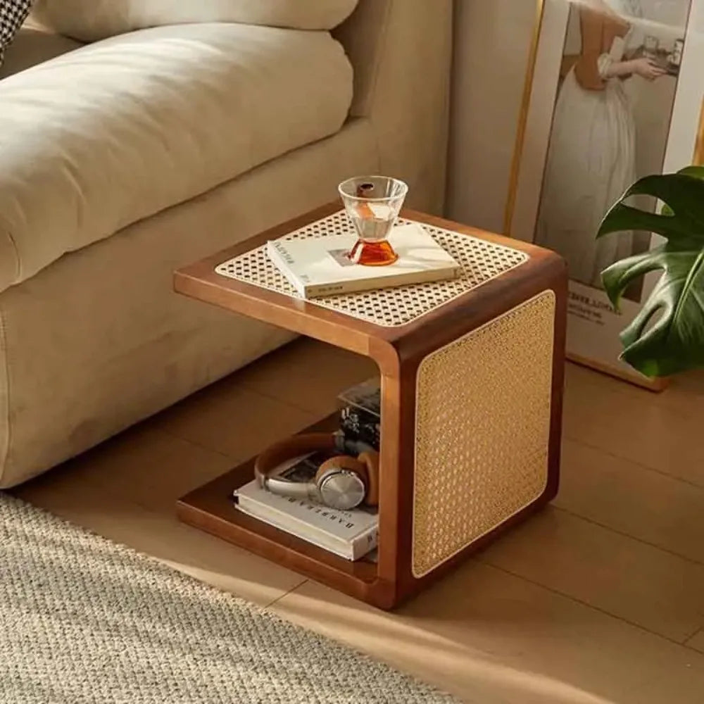 Table basse en rotin avec un verre