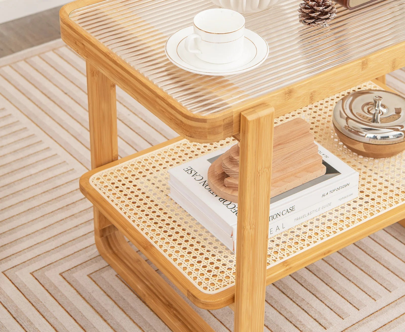 Table basse  en rotin et bambou gros plan