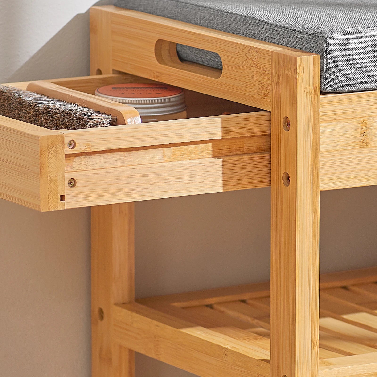 Tiroir banc rangement chaussures avec assise en bambou gros plan