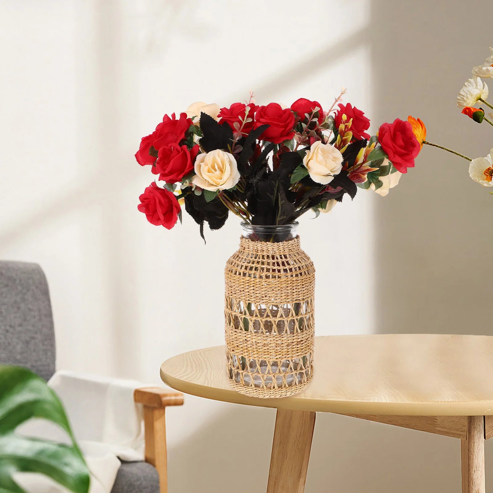 Vase en rotin avec fleur