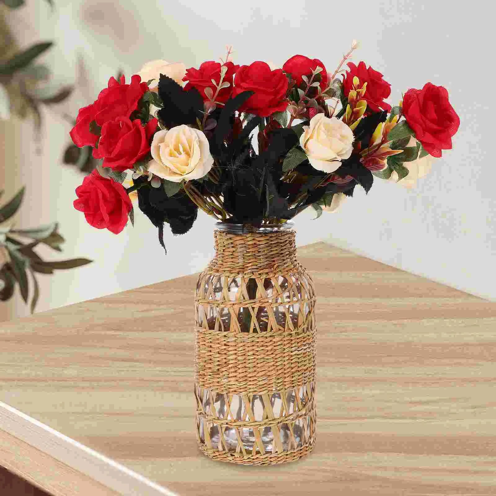 Vase en rotin avec fleurs