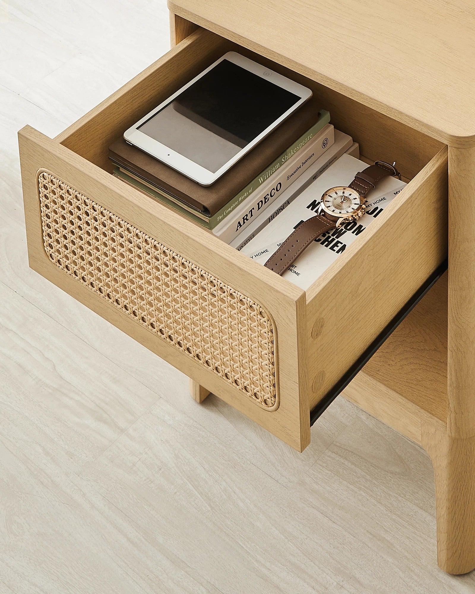 table de chevet en rotin tiroir ouvert
