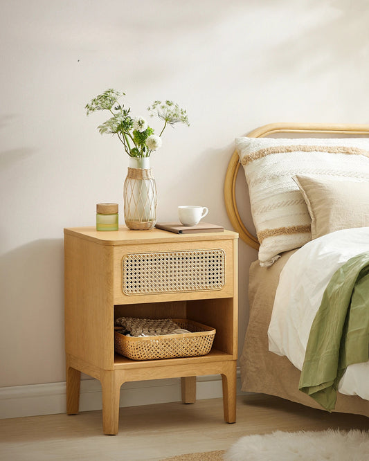table de chevet en rotin vue de la chambre